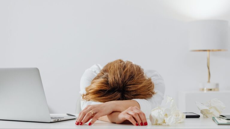 Les 12 étapes du burn-out : un cheminement vers l’épuisement
