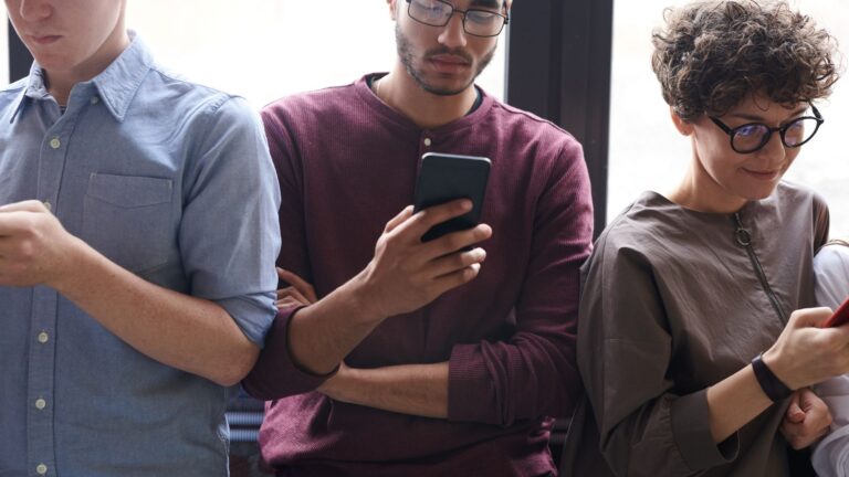 L’évolution des réseaux sociaux : un parcours connecté